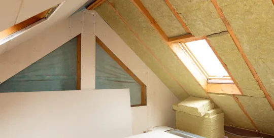 Isolation des combles d'une villa à Charbonnières-les-Bains par artisan RGE QualiBAT