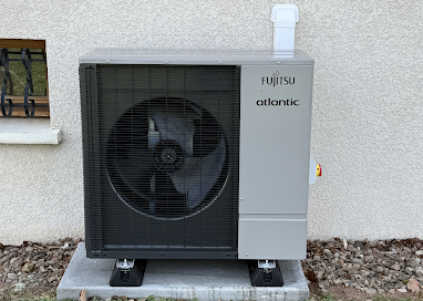 Installation extérieure d'une pompe à chaleur Fujitsu-Atlantic sur un pavillon récent