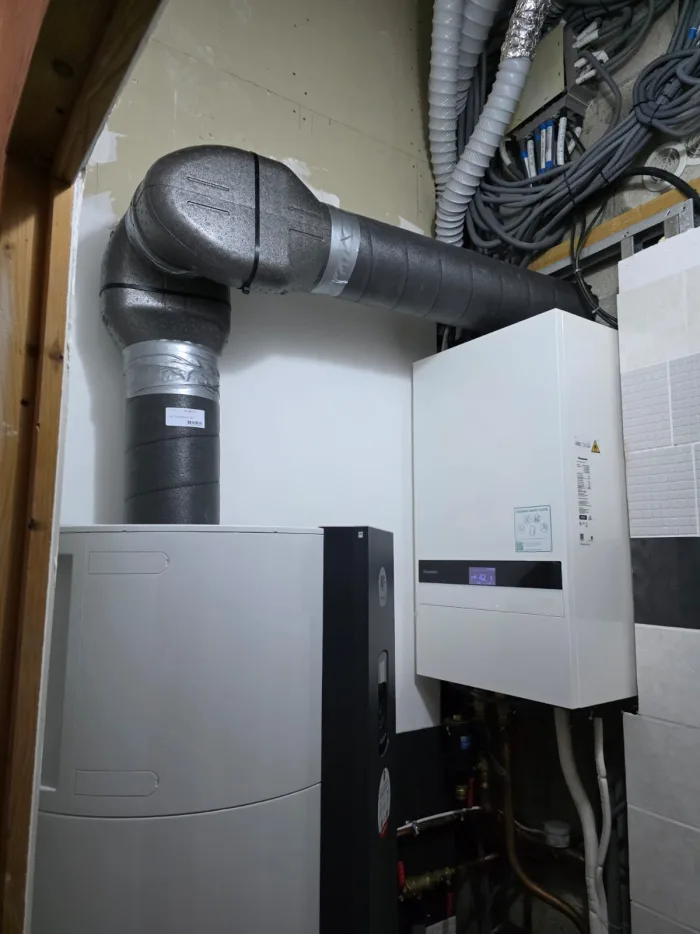 Pompe à chaleur air-eau Panasonic Aquarea et ballon thermodynamique Thermor installés à Saint-Étienne