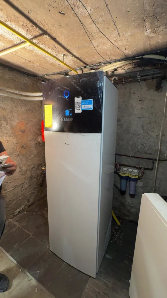 Pompe à chaleur air-eau Daikin Altherma Haute Température et eau chaude sanitaire installées à Leyment
