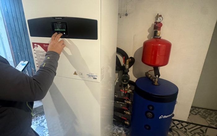 Paramétrage d'une pompe à chaleur Ariston lors de sa mise en service