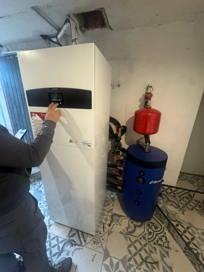 Pompe à chaleur air-eau Ariston et eau chaude sanitaire installées à Vezelin-sur-Loire
