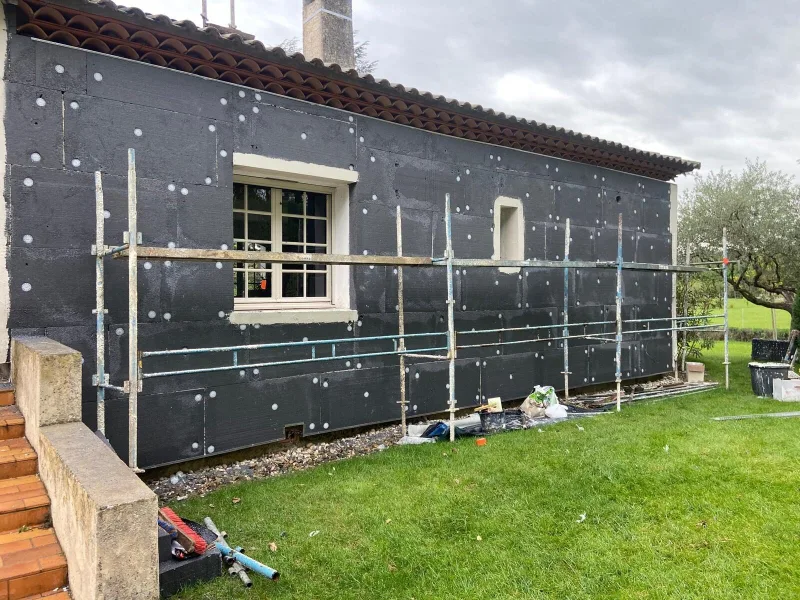 Isolation thermique par l'extérieur en maison individuelle à Nantua — pose des panneaux isolants (avant) — vue 1