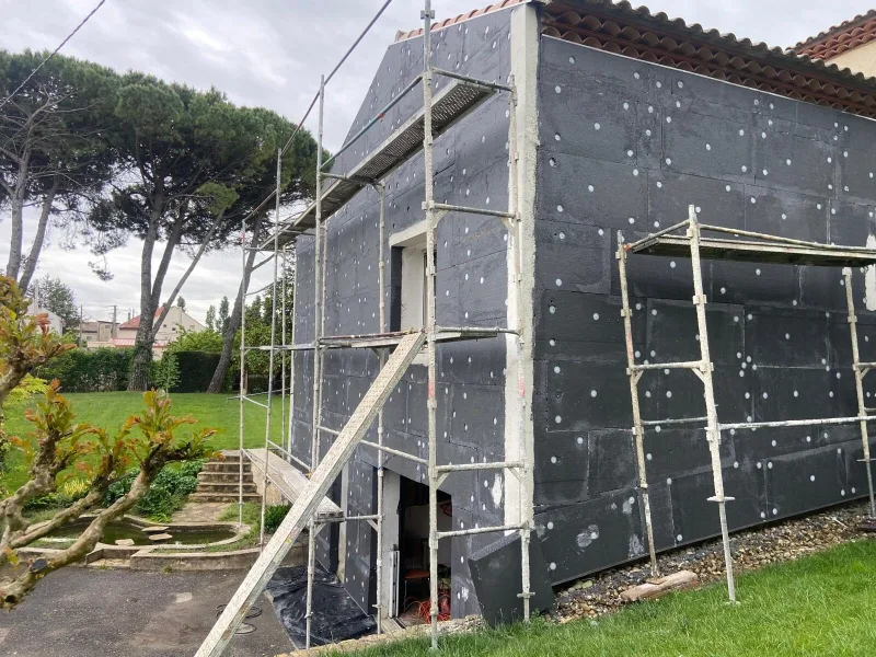 Isolation thermique par l'extérieur en maison individuelle à Nantua — pose des panneaux isolants (avant) — vue 2
