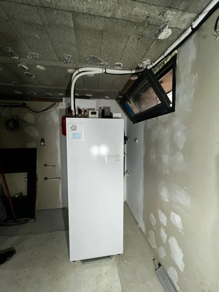 Pompe à chaleur air-eau Mitsubishi Electric Ecodan installée à Meyzieu — module intérieur
