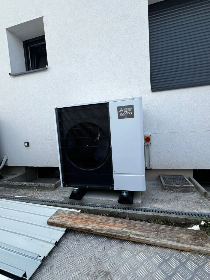 Pompe à chaleur air-eau Mitsubishi Electric Ecodan installée à Meyzieu — unité extérieure